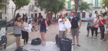 #PugliaDifferente. Giovinazzo con il Trashmob (ri)differenziato l'88% dei rifiuti |video