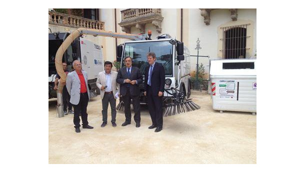 Immagine: A Palermo arrivano 250 nuovi cassonetti bianchi per la raccolta di carta e cartone