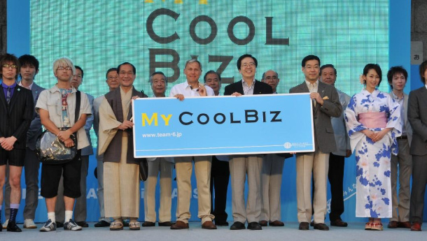 Immagine: Caldo in città, dress code: in Comune col bermuda si può?