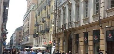 Porte aperte nonostante l'aria condizionata, per tanti negozi è la normalità ma alcuni hanno la lama d'aria