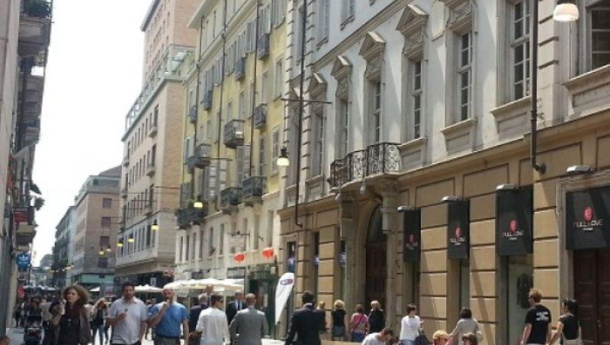 Immagine: Porte aperte nonostante l'aria condizionata, per tanti negozi è la normalità ma alcuni hanno la lama d'aria