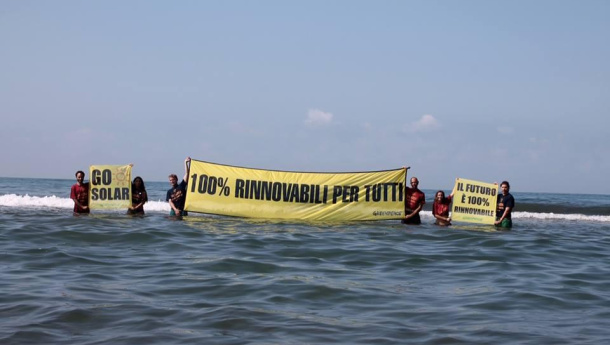 Immagine: Greenpeace: a Roma volontari e turisti mobilitati per un Mediterraneo 100% rinnovabile
