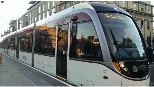 Immagine: A Edimburgo le bici vanno in tram