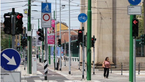 Immagine: Bici, tram e traffico, la giungla di pali, cartelli e semafori nelle nuove piazze di Milano