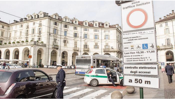 Immagine: Torino, dal 10 al 21 agosto sospesa la ZTL Centrale e sosta gratuita sulle “strisce blu”