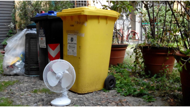 Immagine: Storia di un ventilatore salvato dai rifiuti e in attesa di essere riparato