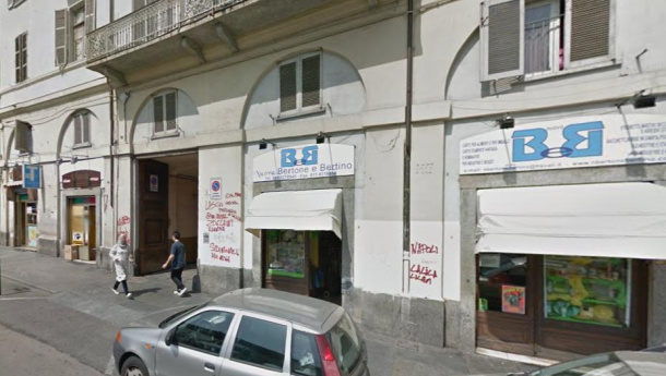 Immagine: Sacchetti di plastica illegali, ecco un negozio a Torino che (addirittura) li vende