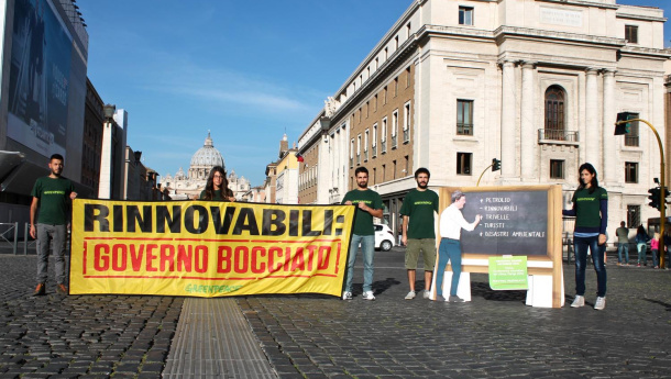 Immagine: Greenpeace boccia Renzi: 