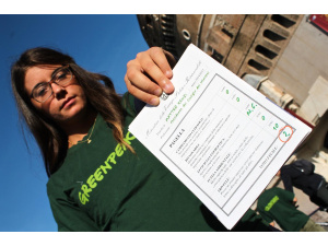 Greenpeace boccia Renzi: 