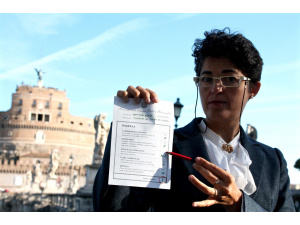 Greenpeace boccia Renzi: 