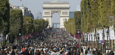 Revue de presse, rassegna stampa sulla domenica senz'auto di Parigi (2015)