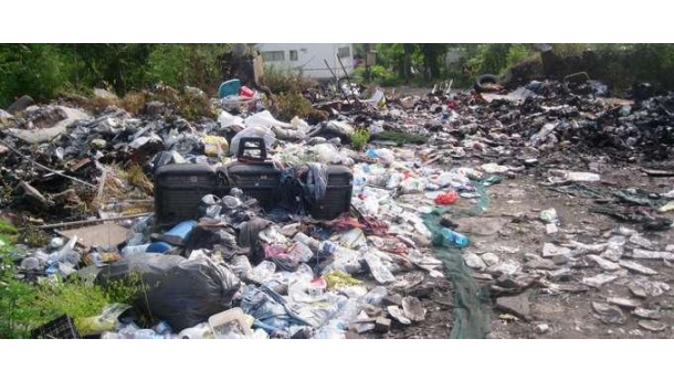 Immagine: In via Chiesa Rossa, la discarica abusiva che non muore mai