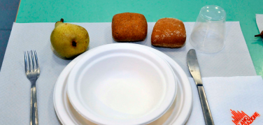 Piatti compostabili in mensa: dal 5 ottobre anche nelle secondarie di primo grado