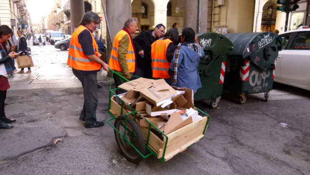 Immagine: Cartoneros e Sentinelle, il video del recupero del cartone in centro a Torino