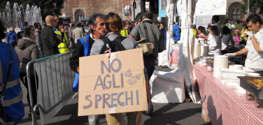 Feeding The 5000, in piazza Castello a Milano il pranzo con il cibo salvato dallo spreco | Video