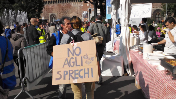 Immagine: Feeding The 5000, in piazza Castello a Milano il pranzo con il cibo salvato dallo spreco | Video