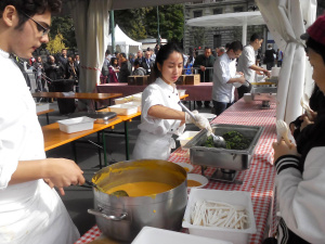 Feeding The 5000, in piazza Castello a Milano il pranzo con il cibo salvato dallo spreco | Video