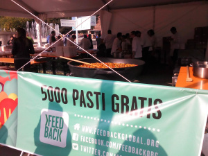 Feeding The 5000, in piazza Castello a Milano il pranzo con il cibo salvato dallo spreco | Video