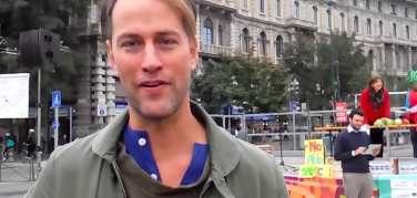 FeedingThe5000 Milano, intervista all'ideatore dei pranzi di piazza con gli scarti alimentari, Tristram Stuart | Video