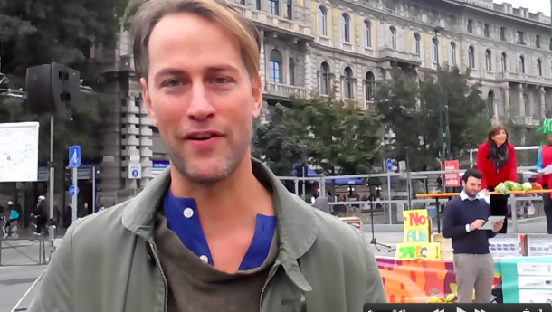 Immagine: FeedingThe5000 Milano, intervista all'ideatore dei pranzi di piazza con gli scarti alimentari, Tristram Stuart | Video