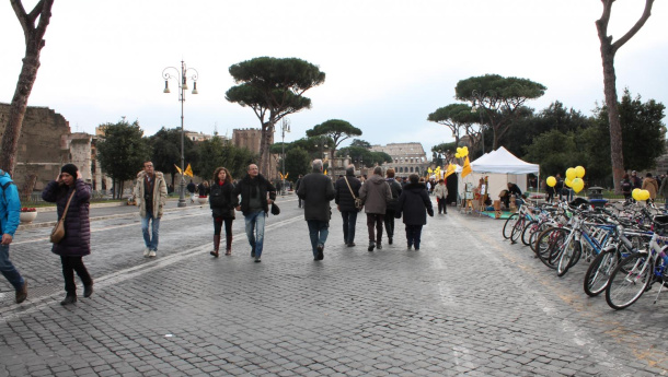 Immagine: Via dei Fori Imperiali, pedonalizzazione h24 per un anno anno nei weekend