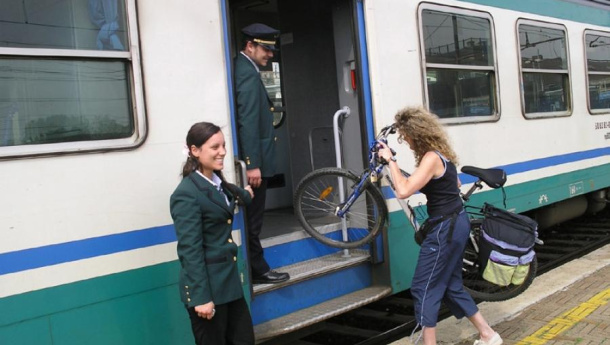 Immagine: FIAB e Trenitalia rafforzano l'impegno per soluzioni d'intermodalità fra treno e bicicletta