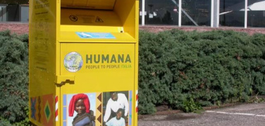 Rifiuti: una parrocchia può essere condannata perché raccoglie abiti per i terremotati?