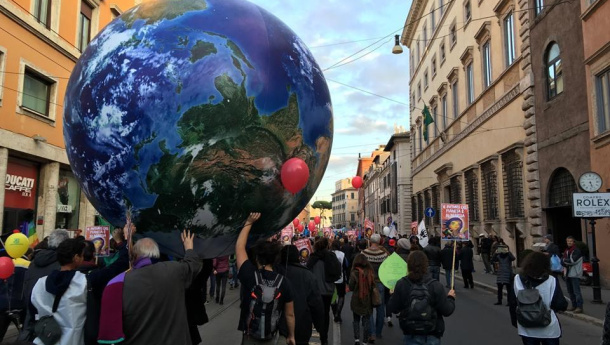 Immagine: Marcia per il clima, in 20.000 a Roma per chiedere un futuro 100% rinnovabile