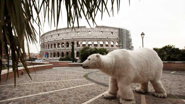 Immagine: Un orso polare a Roma: la campagna di Greenpeace contro i cambiamenti climatici