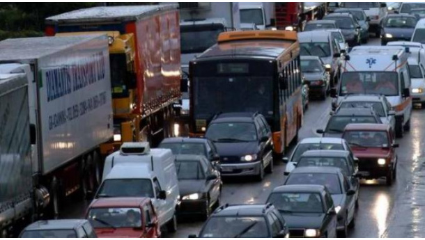 Immagine: Inquinamento a Milano, Genitori Antismog: c'è bisogno di misure strutturali, non d'emergenza, e si dimentica lo smog da NO2