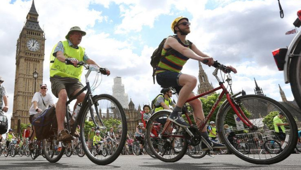Immagine: I tassisti di Londra sfidano la superstrada dei ciclisti