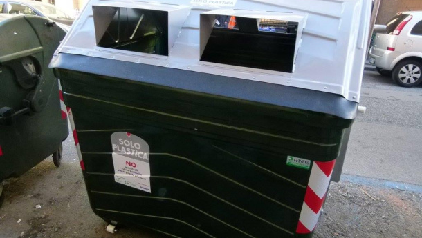 Immagine: Torino, in Vanchiglia arrivano nuovi cassonetti per la raccolta della plastica | Video