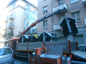 Torino, in Vanchiglia arrivano nuovi cassonetti per la raccolta della plastica | Video