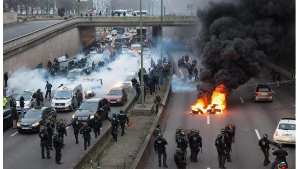 Immagine: Tassisti contro Uber, scontri a Parigi. Proteste anche in Italia