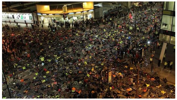 Immagine: Londra, per protesta centinaia di ciclisti si fingono morti per strada