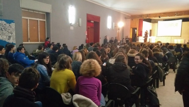 Immagine: Cassano Murge (Bari), 250 alunni per lo spettacolo di Comieco Carta di Imbarco