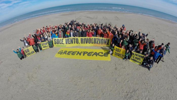 Immagine: Trivelle, azione dimostrativa di Greenpeace in Puglia in vista del referendum