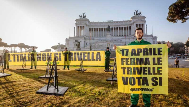 Immagine: Roma, Greenpeace in azione all'Altare della Patria: 
