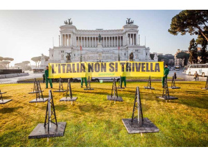 Roma, Greenpeace in azione all'Altare della Patria: 