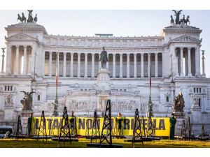 Roma, Greenpeace in azione all'Altare della Patria: 