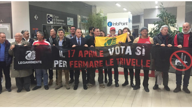 Immagine: Referendum trivelle, flas-mob di Legambiente a Marina di Carrara: