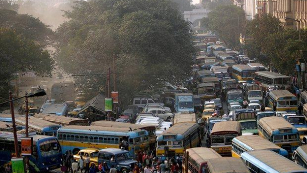 Immagine: Emergenza traffico e smog in India: tassati fino al 4% gli acquisti di nuove auto