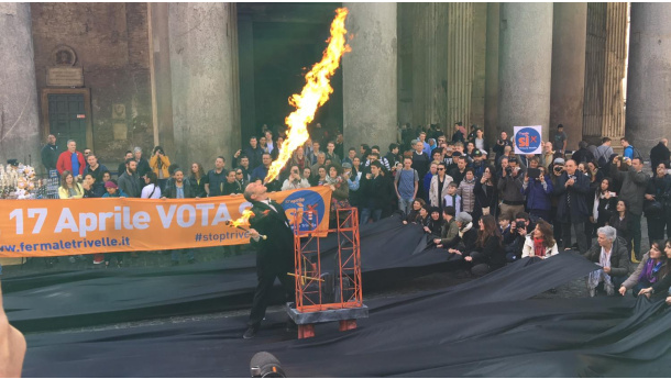 Immagine: Referendum #StopTrivelle: flash mob delle associazioni ambientaliste a Roma
