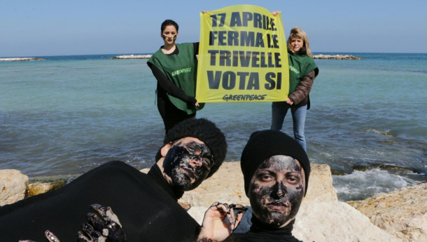 Immagine: Greenpeace a Bari, “oil men” contro le trivelle