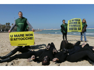 Greenpeace a Bari, “oil men” contro le trivelle