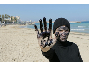 Greenpeace a Bari, “oil men” contro le trivelle