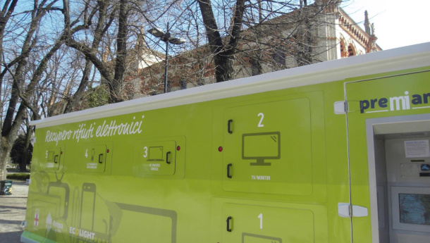 Immagine: RAEE Parking: a Milano Comune, AMSA ed Ecolight inaugurano il container itinerante per i rifiuti elettrici ed elettronici
