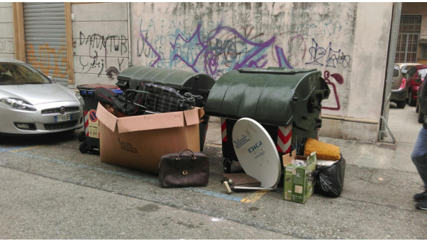 Immagine: I risparmi dello zio erano nell'immondizia