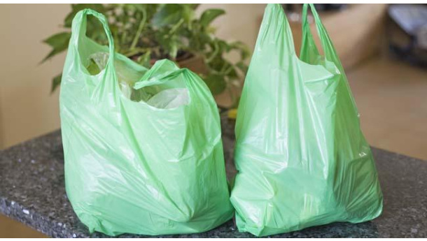 Immagine: Torino,  Vanchiglia: sacchetti illegali nell'80% dei negozi