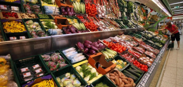 I supermarket buttano tonnellate di cibo ma la metà è ancora commestibile